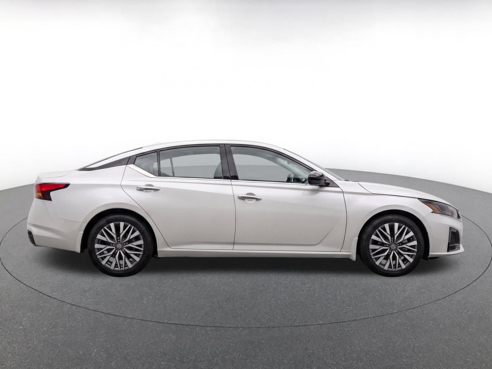 Used 2025 Nissan Altima 2.5 SV FWD image 9