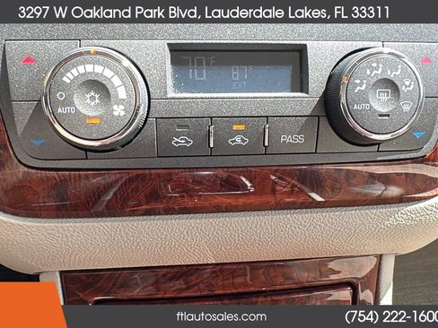 Used 2007 Cadillac DTS w/ Trunk Convenience Package image 80