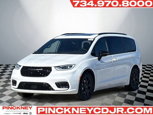 New 2026 Chrysler Pacifica Limited w/ S Appearance Package image 1