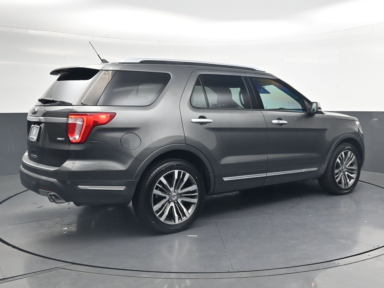 Used 2018 Ford Explorer Platinum AWD/4WD image 4