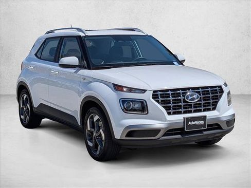 Used 2023 Hyundai Venue SEL FWD image 3