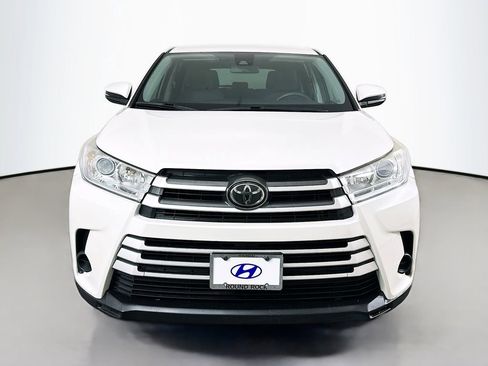 Used 2019 Toyota Highlander LE image 2