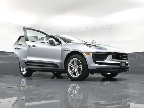 Certified 2025 Porsche Macan AWD/4WD image 36
