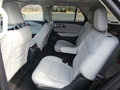 Used 2025 Ford Explorer Platinum w/ LUX Leather Package image 18