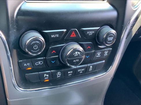Used 2021 Jeep Grand Cherokee Laredo RWD image 32