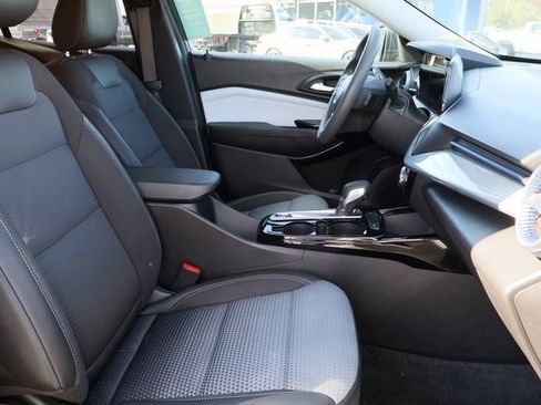 Certified 2025 Chevrolet Trax LT image 28