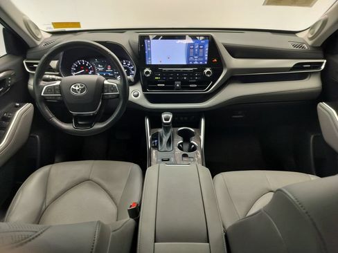 Used 2021 Toyota Highlander Platinum FWD image 11