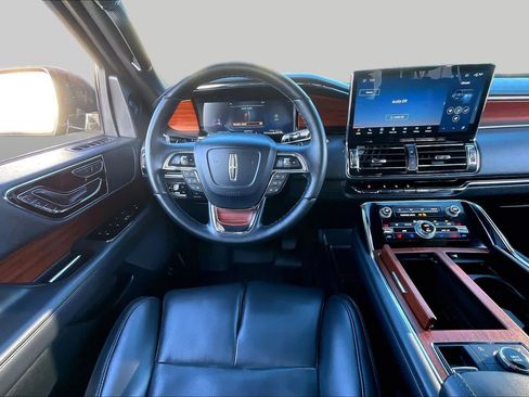 Used 2023 Lincoln Navigator 2WD image 6
