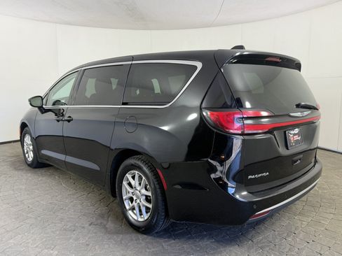 Used 2024 Chrysler Pacifica Touring-L FWD image 5