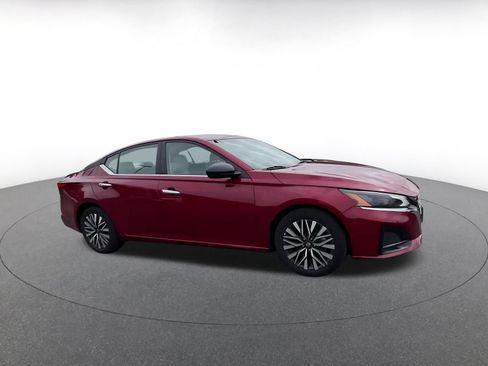 Used 2025 Nissan Altima 2.5 SV FWD image 2