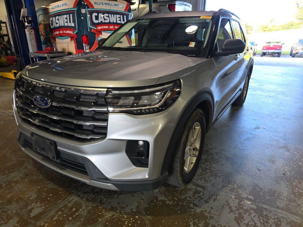 Used 2025 Ford Explorer Active w/ Active Comfort Package RWD image 4