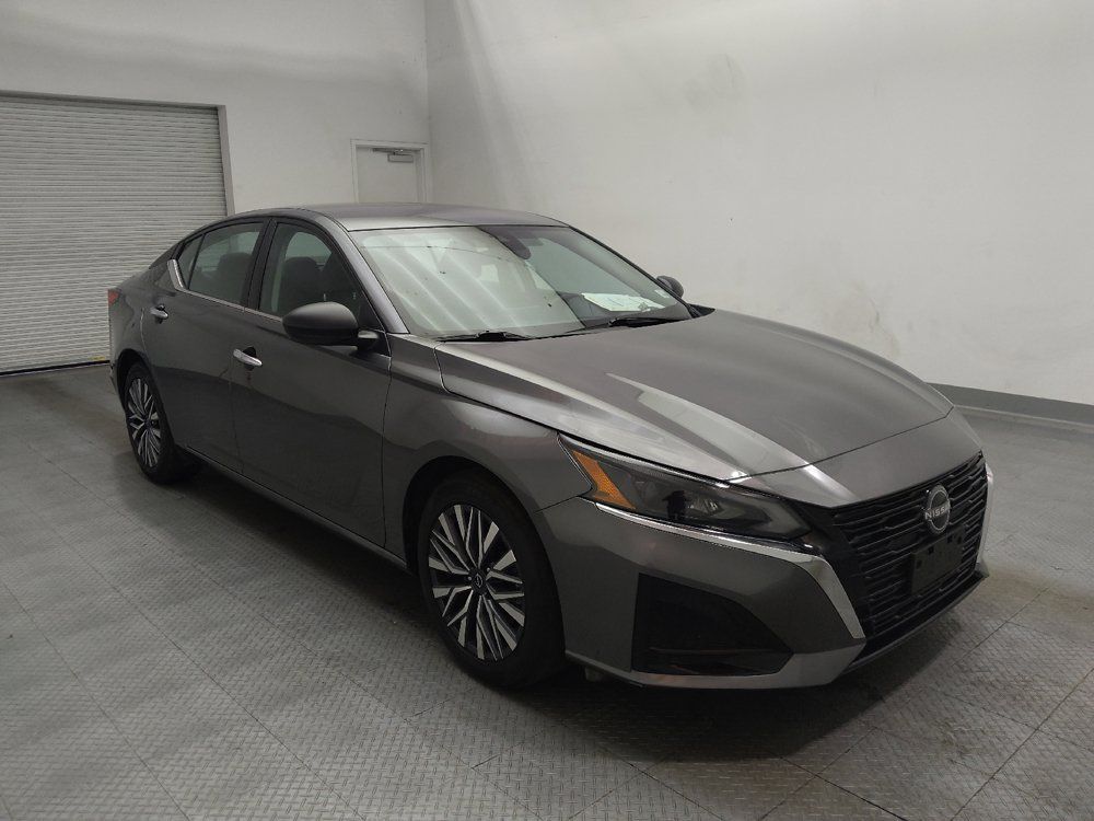 Used 2025 Nissan Altima 2.5 SV FWD image 13