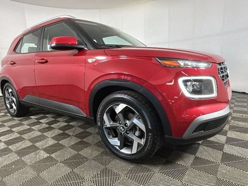 Used 2022 Hyundai Venue Limited w/ Cargo Package FWD image 2
