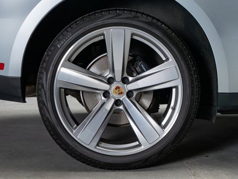 Certified 2025 Porsche Macan AWD/4WD image 13