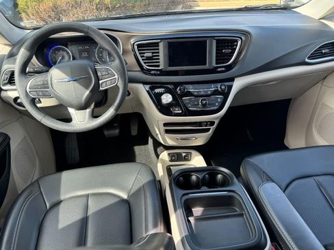 Used 2020 Chrysler Voyager Lxi image 13