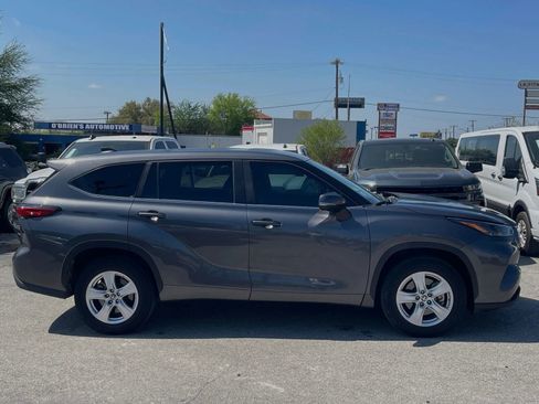 Used 2023 Toyota Highlander LE FWD image 3
