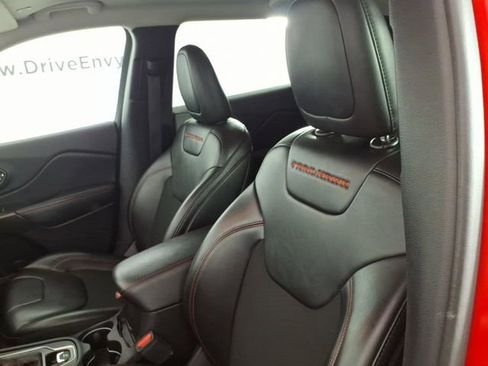 Used 2019 Jeep Cherokee Trailhawk w/ Cold Weather Group AWD/4WD image 13