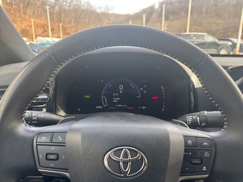 Used 2025 Toyota Camry SE image 29