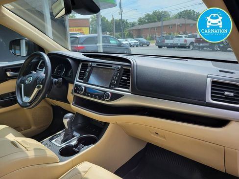 Used 2017 Toyota Highlander XLE w/ Carpet Mat Package AWD/4WD image 14