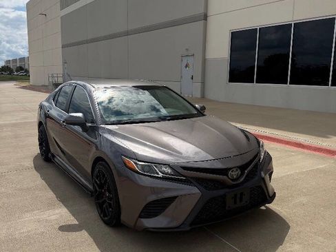 Used 2018 Toyota Camry SE image 1