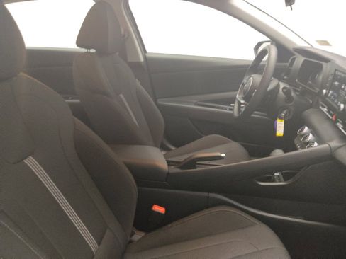 Used 2025 Hyundai Elantra SE FWD image 21