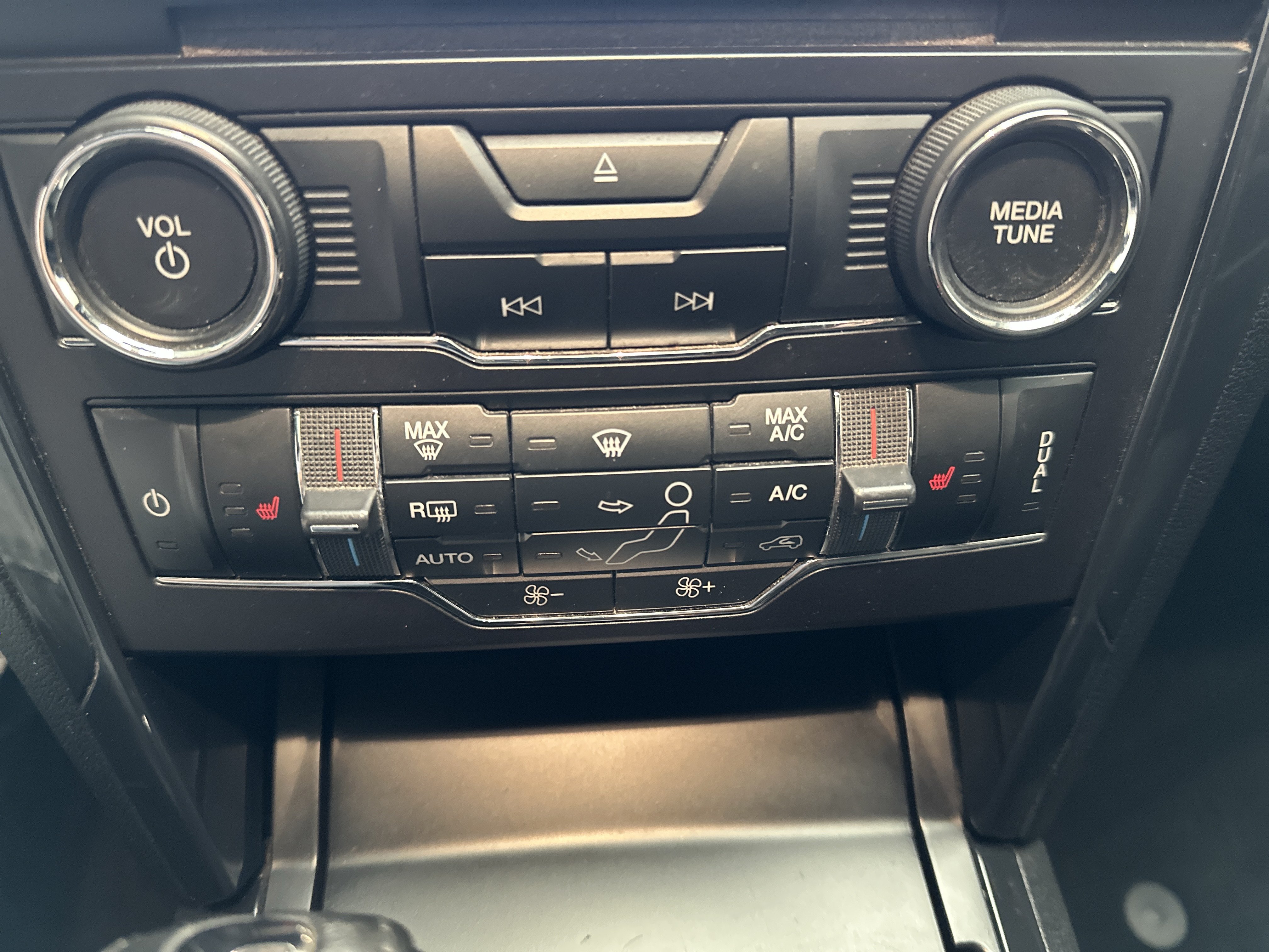 Used 2018 Ford Explorer XLT w/ Equipment Group 202A AWD/4WD image 40