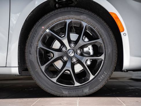 New 2026 Chrysler Pacifica Limited image 16