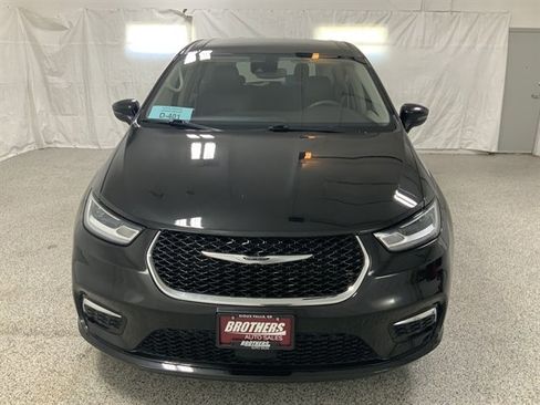 Used 2023 Chrysler Pacifica Touring-L AWD/4WD image 3