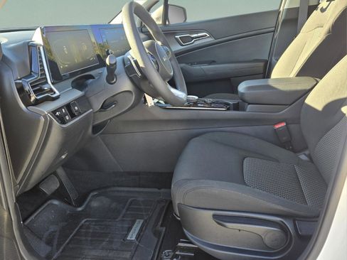 Used 2025 Kia Sportage LX image 9