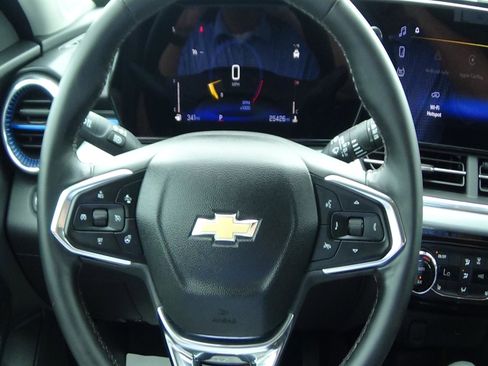 Used 2025 Chevrolet Trax LT w/ LT Convenience Package FWD image 19