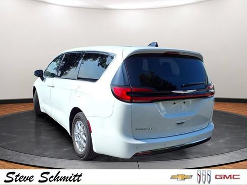 Used 2023 Chrysler Pacifica Touring-L FWD image 3