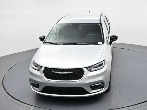 Used 2024 Chrysler Pacifica Touring-L image 15