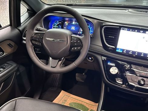 Used 2023 Chrysler Pacifica Limited w/ Uconnect Theater Family Group FWD image 12