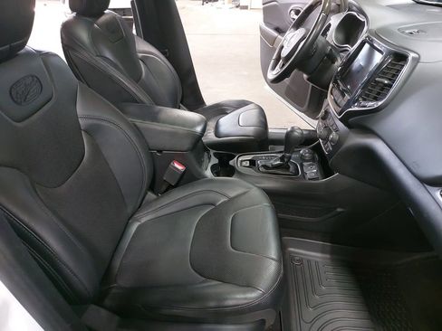 Used 2019 Jeep Cherokee Overland w/ Technology Group image 10