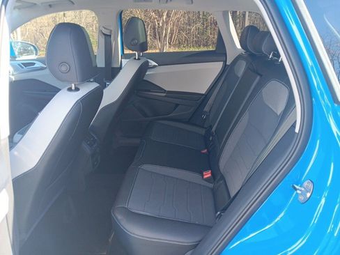 Used 2025 Volkswagen Taos SE w/ Panoramic Sunroof Package image 23