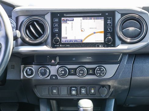 Used 2019 Toyota Tacoma TRD Off-Road AWD/4WD image 3