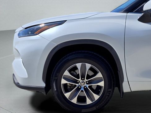 Used 2022 Toyota Highlander XLE FWD image 30