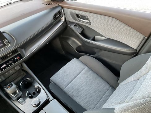 Used 2023 Nissan Rogue SV image 17