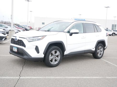 Used 2022 Toyota RAV4 XLE image 2