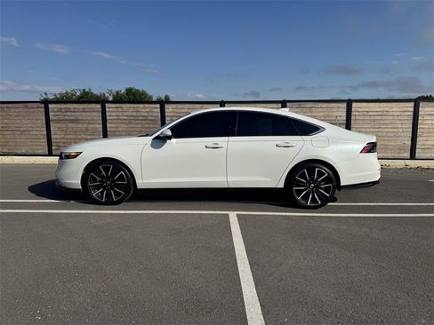 Used 2024 Honda Accord Touring image 2