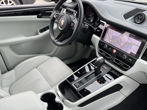 Certified 2025 Porsche Macan image 13