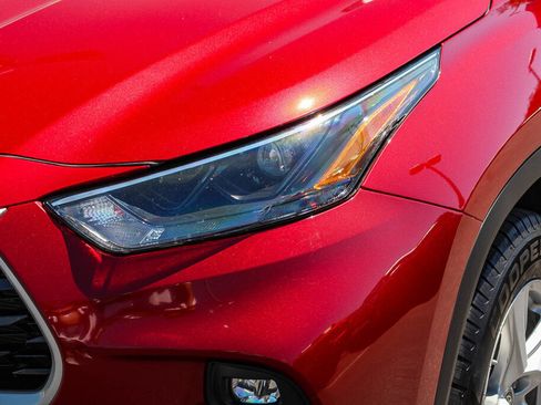 Certified 2025 Toyota Highlander LE FWD image 22