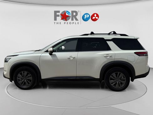 Used 2022 Nissan Pathfinder SV w/ SV Black Package FWD image 12