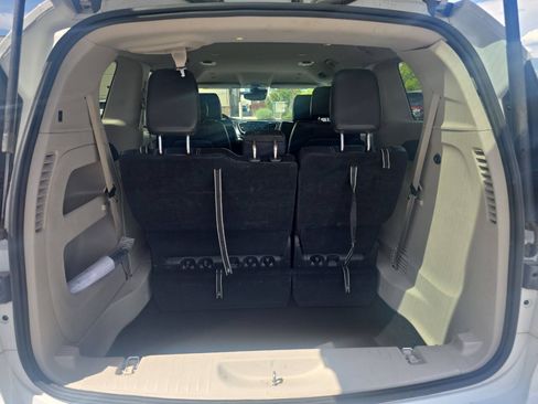 Used 2023 Chrysler Pacifica Touring-L FWD image 21