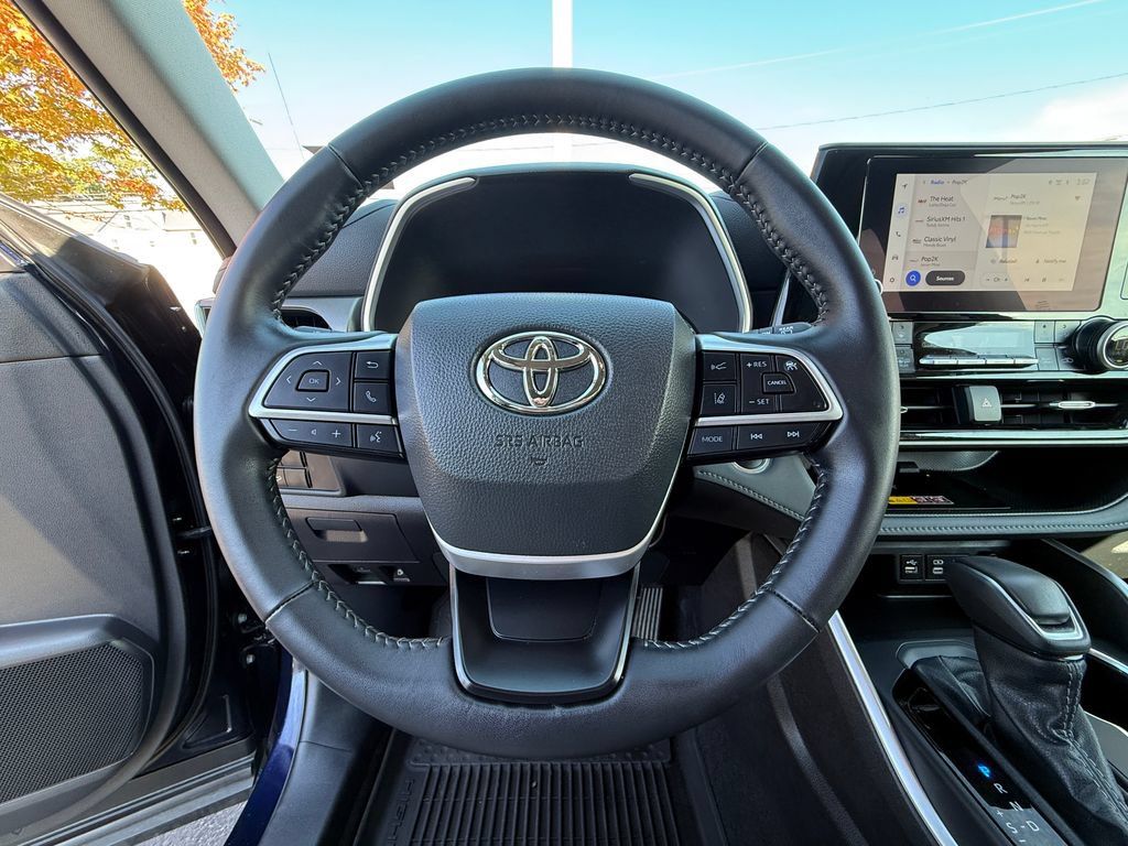 Used 2026 Toyota Highlander XLE AWD/4WD image 8