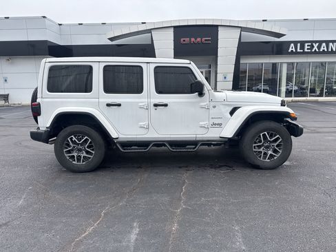 Used 2024 Jeep Wrangler Unlimited Sahara w/ Technology Group AWD/4WD image 2