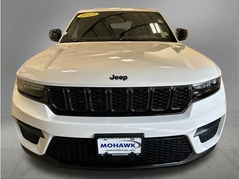 Used 2023 Jeep Grand Cherokee Altitude AWD/4WD image 9