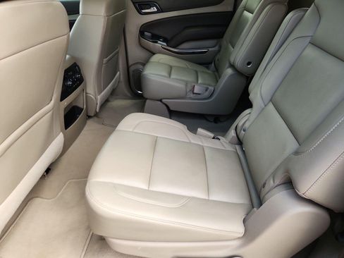 Used 2019 Chevrolet Suburban LT RWD image 26