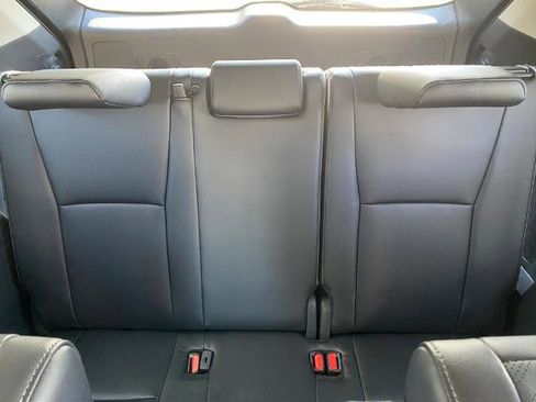 Used 2024 Toyota Highlander Platinum image 32