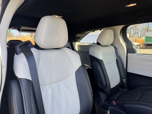 Used 2025 Toyota Sienna Platinum image 20